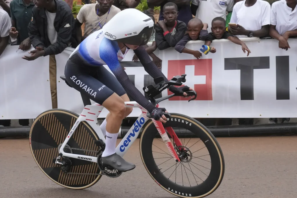 Na snímke slovenská cyklistka Viktória Chladoňová počas časovky jednotlivcov v kategórii žien do 23 rokov (22,6 km) na MS v cestnej cyklistike v meste Kigali 22. septembra 2025. Zdroj: TASR/AP