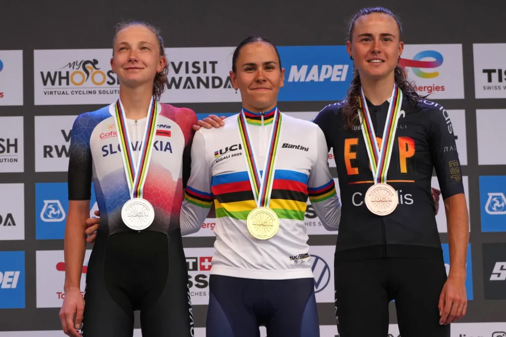Slovenská cyklistka Viktória Chladoňová (vľavo) pózuje so striebornou medailou v pretekoch s hromadným štartom v kategórii žien do 23 rokov na MS v cestnej cyklistike v rwandskej metropole Kigali vo štvrtok 25. septembra 2025. Zvíťazila Francúzka Celia Geryová (uprostred), tretia skončila Španielka Paula Blasiová (vpravo). Chladoňová získala na svetovom šampionáte v Rwande už druhú medailu. Vo štvrtok vybojovala striebro a nadviazala tak na rovnaký cenný kov z pondelkovej individuálnej časovky v tej istej vekovej kategórii. Zdroj: TASR/AP