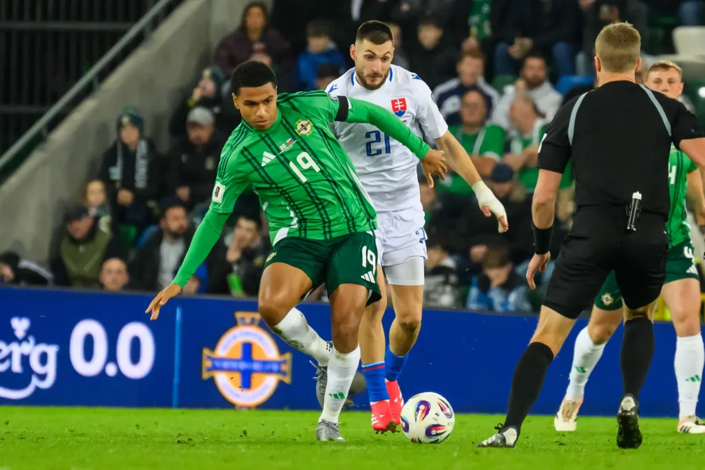 Shea Charles (Severné Írsko) a Matúš Bero (Slovensko) bojujú o loptu počas zápasu Severné Írsko – Slovensko v Belfaste. FOTO TASR – Jaroslav Novák