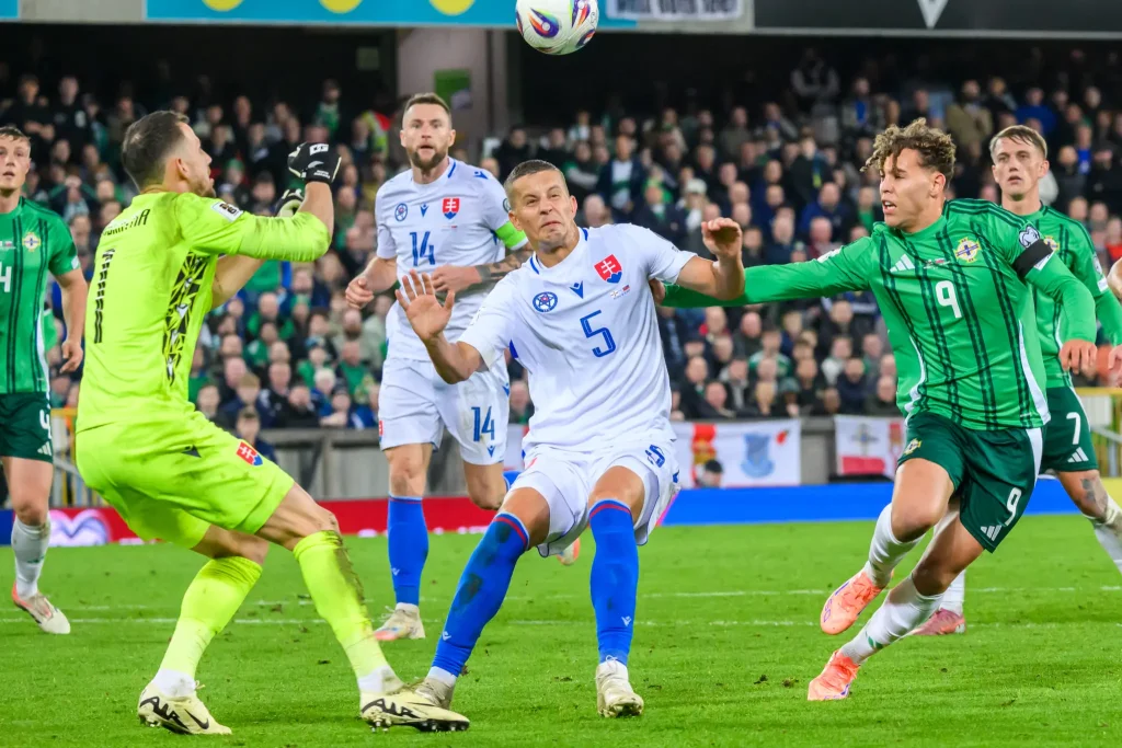 Martin Dúbravka (Slovensko), Milan Škriniar (Slovensko), Ľubomír Šatka (Slovensko) a Dion Charles (Severné Írsko) počas zápasu. FOTO TASR – Jaroslav Novák