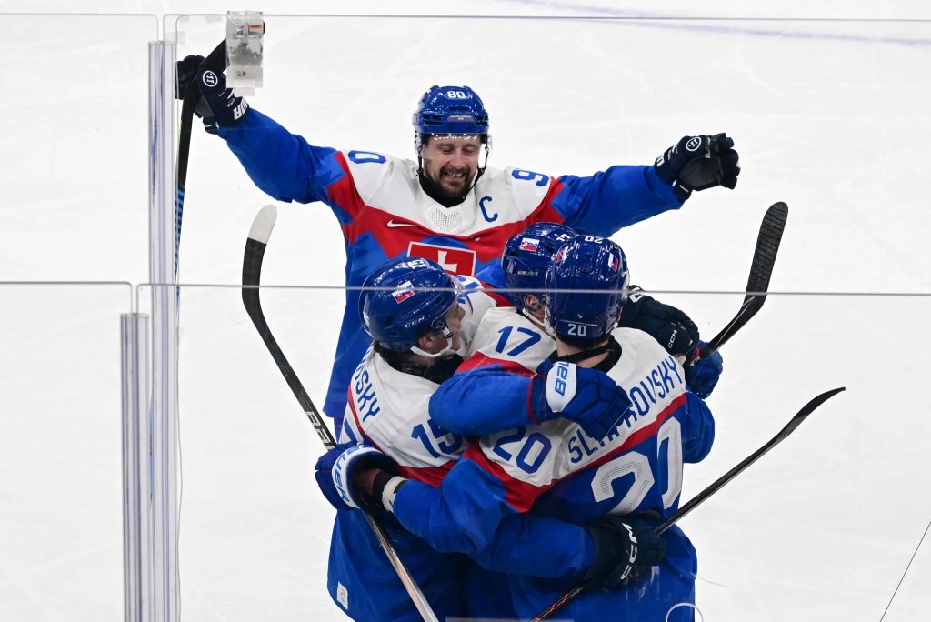 Slovenskí hokejisti sa tešia z gólu počas zápasu základnej B-skupiny Slovensko – Fínsko na zimných olympijských hrách v Miláne. Zdroj: FOTO TASR/Jaroslav Novák