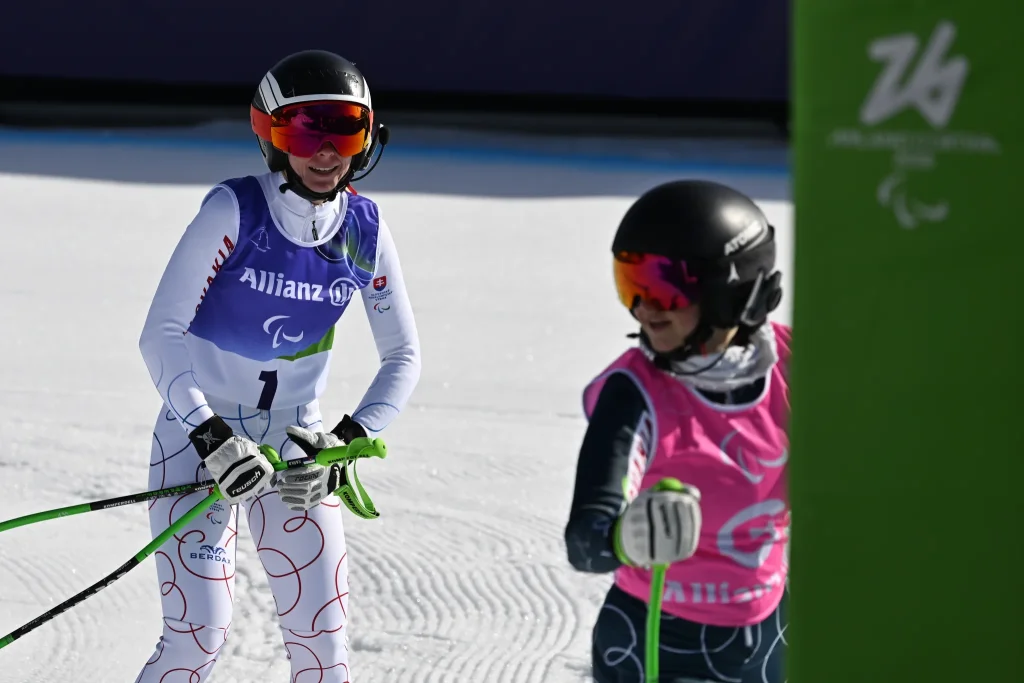 Slovenská paralyžiarka Alexandra Rexová (vľavo) a jej navádzačka Sophia Poláková v cieli zjazdu na XIV. zimných paralympijských hrách v Cortine d´Ampezzo v sobotu 7. marca 2026. FOTO: TASR – Michal Svítok